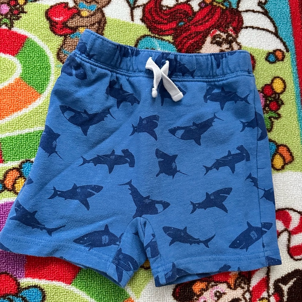 🦞 3/ $10 🦞 Boys shark 🦈 shorts 🩳